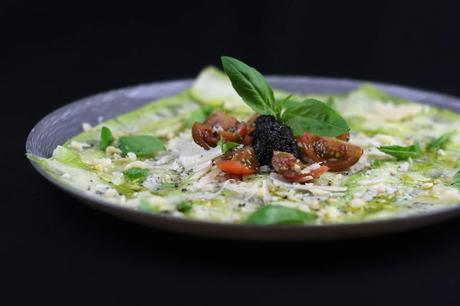 Carpaccio de Calabacín con Puré de Aceitunas Negras y Parmesano