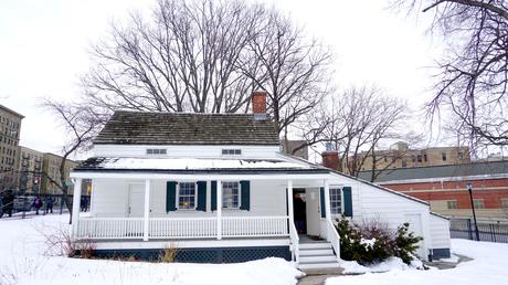 Edgar-Allen-Poe-Queens-dreamstime_l_51133123 ▷ 10 casas americanas históricas que puedes recorrer