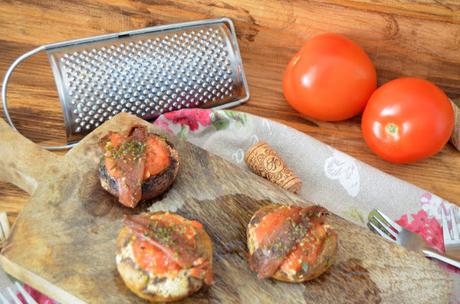CHAMPIÑONES RELLENOS DE TOMATE Y ANCHOAS champiñones, champiñones al horno, champiñones receta, champiñones rellenos, champiñones rellenos al horno, champiñones rellenos de tomate y anchoas, recetas de champiñones, las delicias de mayte,