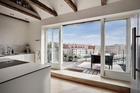 Ático nórdico con cocina abierta y acceso directo a terraza