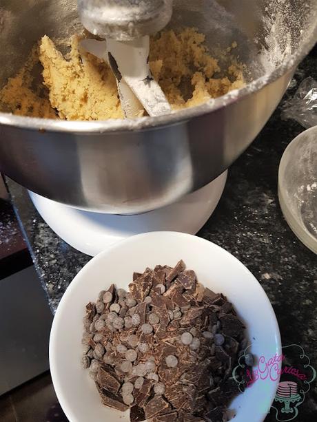 GALLETAS CRUJIENTES CON CHIPS DE CHOCOLATE