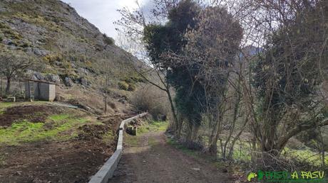 Sendero rodeando la Peña Constanciu por la Ruta del Buitre