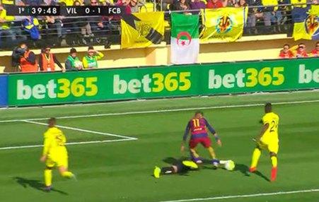 Esta jugada donde el portero del Villarreal toca balón acabó en penalti a favor del Barcelona. 