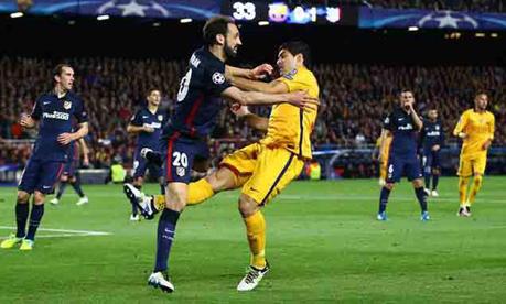 Suárez agredió a Juanfran como se ve en la foto y a Filipe Luis después. Vio amarilla y marcó los goles de la victoria del partido. 