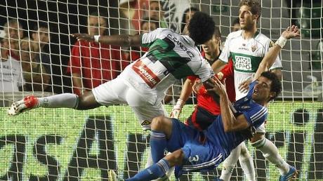 Ésta acción de Pepe que agarró el brazo de su rival acabó como penalti en vez de falta en ataque. Ocurrió en Elche. 