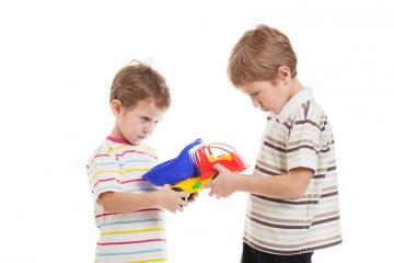 Cómo atajar los celos y peleas de hermanos