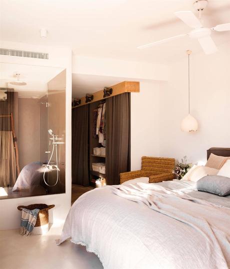 pequeños cambios en tu dormitorio que aumentarán el valor de tu casa dormitorio en suite con baño integrado con muro de cristal_00436746. Conviértelo en una suite