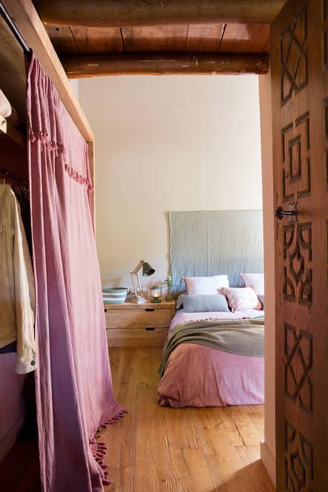 dormitorio con armario con cortinas rosas y suelo de madera natural_00443289 O. El armario será decisivo
