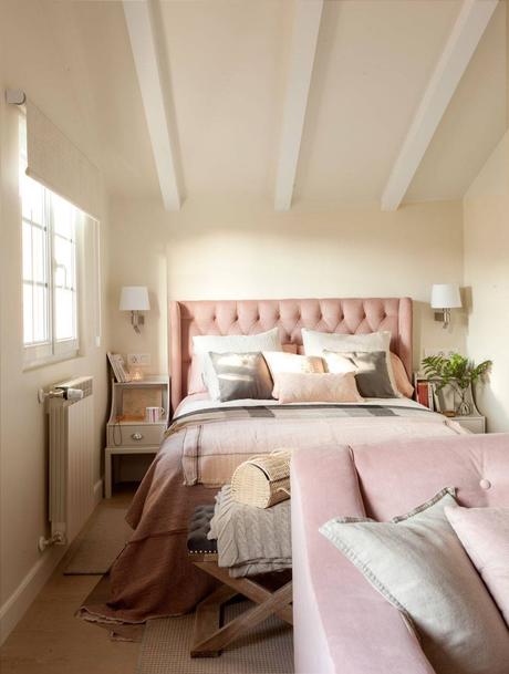 Dormitorio con cabecero tapizado y radiador. Busca el confort térmico