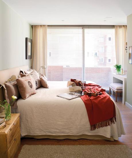 Dormitorio con suelo de parquet y cortinas de lino. Renueva el suelo