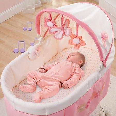 recien nacido durmiendo en moises