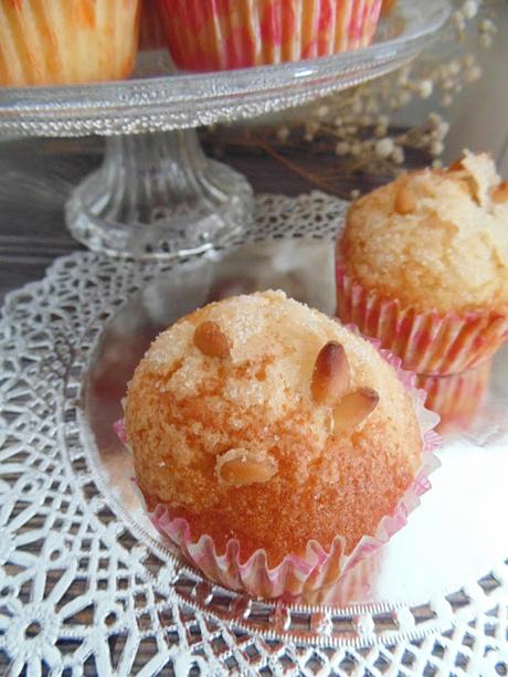 Magdalenas de pueblo con limón y piñones Magdalenas de pueblo con limón y piñones