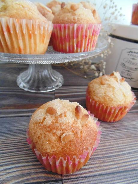 Magdalenas de pueblo con limón y piñones Magdalenas de pueblo con limón y piñones