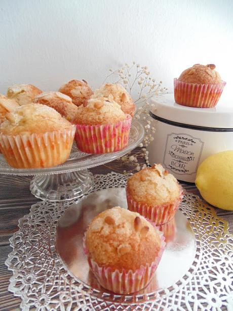 Magdalenas de pueblo con limón y piñones Magdalenas de pueblo con limón y piñones