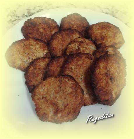 GALLETAS DE COCO Y PLATANO GALLETAS DE COCO Y PLATANO