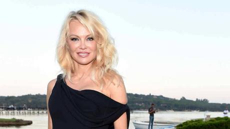Pamela Anderson (@pamfoundation) ‏acusó a #EEUU de estar “organizando un sangriento golpe” en #Venezuela