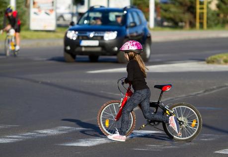 Cuidados con bebés y niños en el coche y en la calle Cuidados con bebés y niños en el coche y en la calle