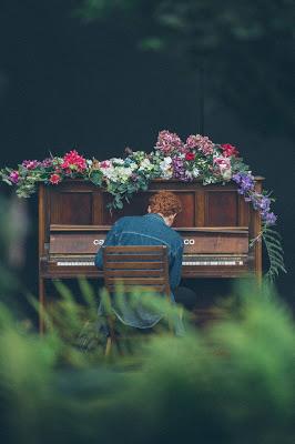 Piano en un jardín adornado con flores