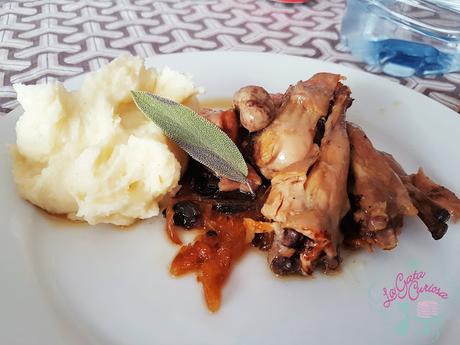 CONEJO CONFITADO CON ENCEBOLLADO DE CIRUELAS Y OREJONES CONEJO CONFITADO CON ENCEBOLLADO DE CIRUELAS Y OREJONES