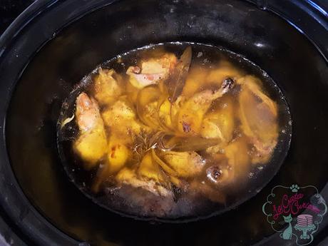 CONEJO CONFITADO CON ENCEBOLLADO DE CIRUELAS Y OREJONES CONEJO CONFITADO CON ENCEBOLLADO DE CIRUELAS Y OREJONES