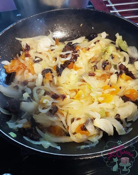 CONEJO CONFITADO CON ENCEBOLLADO DE CIRUELAS Y OREJONES CONEJO CONFITADO CON ENCEBOLLADO DE CIRUELAS Y OREJONES
