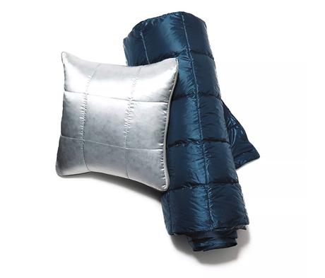 in-flight-Blanket-pillow ▷ 11 elementos esenciales de vuelo para empacar para su próximo viaje