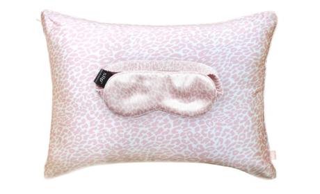 In-Flight-Pillow-eye-mask-pink-snow-leopard ▷ 11 elementos esenciales de vuelo para empacar para su próximo viaje