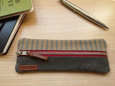 In-flight-gear-Small-pencil-pouch-grey-stripes ▷ 11 elementos esenciales de vuelo para empacar para su próximo viaje