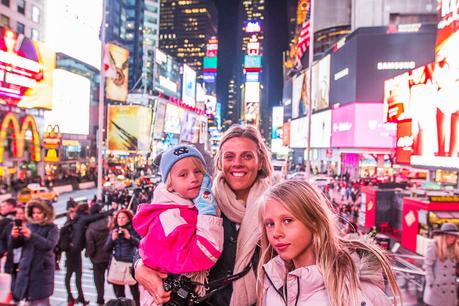 Times-Sqare-New-York-with-kids ▷ ¿Es el viaje familiar demasiado caro? 11 consejos sobre cómo superarlo