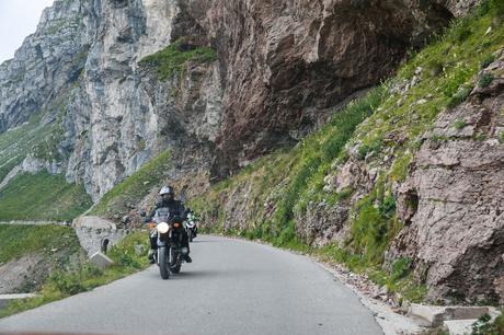 Motorcycles-on-Mangart-Saddle.jpg.optimal ▷ Conducir a la silla de montar Mangart en Eslovenia