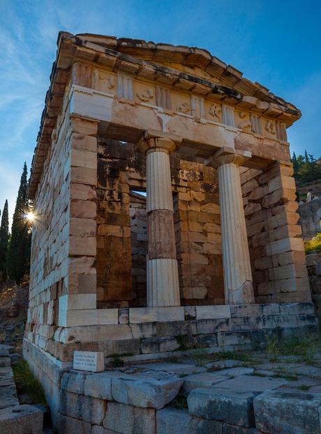 TreasuryOfAthens-757x1024 ▷ Un día en la antigua ciudad de Delfos