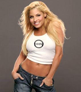 Trish Stratus retada  por Gail Kim