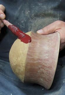 Cerámica a la almagra, preparando un pigmento para cerámica.