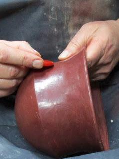 Cerámica a la almagra, preparando un pigmento para cerámica.