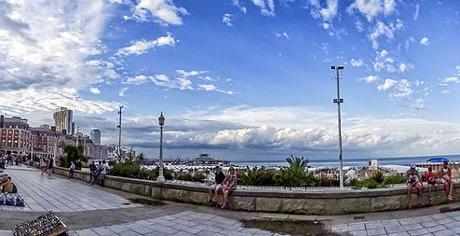 Panorámica con gente en la rambla de Mar del Plata.