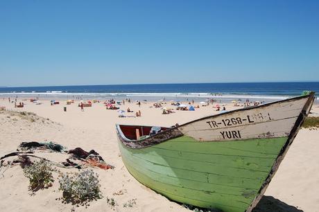 Playa y bote de pesca turismo sostenible