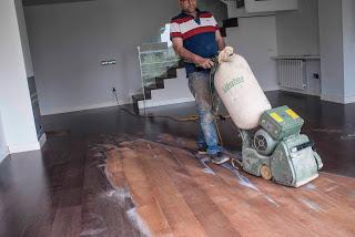 quitar el barniz del parquet