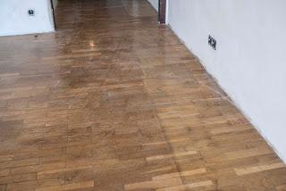 parquet más claro donde está el mueble