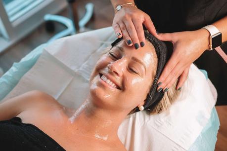 Blonde-getting-dermapen-treatment-2-e1551272635322 ▷ La guía definitiva para escapadas de novias a Ciudad del Cabo