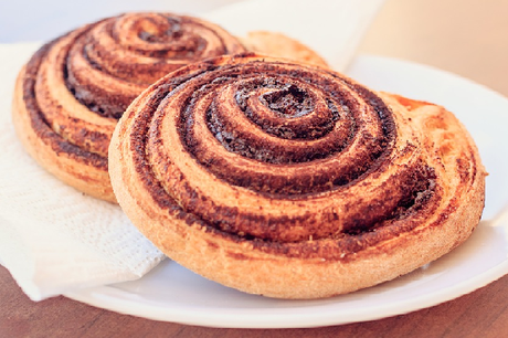 Caracolas de hojaldre con crema de chocolate y avellanas