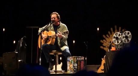 Eddie Vedder versiona In God's Country de U2