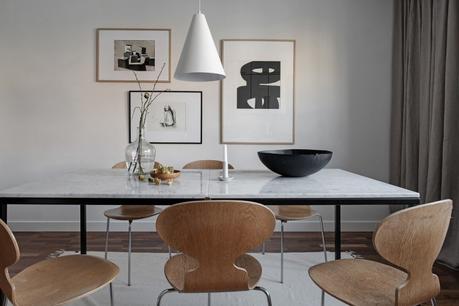 Comedor con mesa de mármol y sillas de diseño