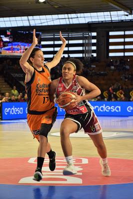 Galería de clics del Uni Girona-Valencia Basket (cuartos de final de la Copa de la Reina de Vitoria)