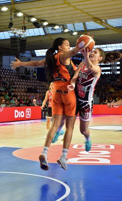 Galería de clics del Uni Girona-Valencia Basket (cuartos de final de la Copa de la Reina de Vitoria)