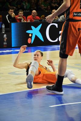 Galería de clics del Uni Girona-Valencia Basket (cuartos de final de la Copa de la Reina de Vitoria)