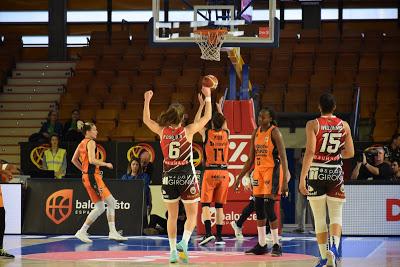 Galería de clics del Uni Girona-Valencia Basket (cuartos de final de la Copa de la Reina de Vitoria)