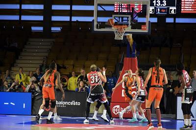 Galería de clics del Uni Girona-Valencia Basket (cuartos de final de la Copa de la Reina de Vitoria)