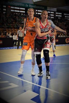 Galería de clics del Uni Girona-Valencia Basket (cuartos de final de la Copa de la Reina de Vitoria)