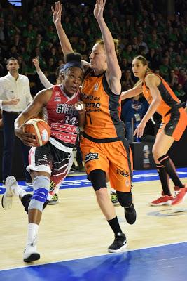 Galería de clics del Uni Girona-Valencia Basket (cuartos de final de la Copa de la Reina de Vitoria)