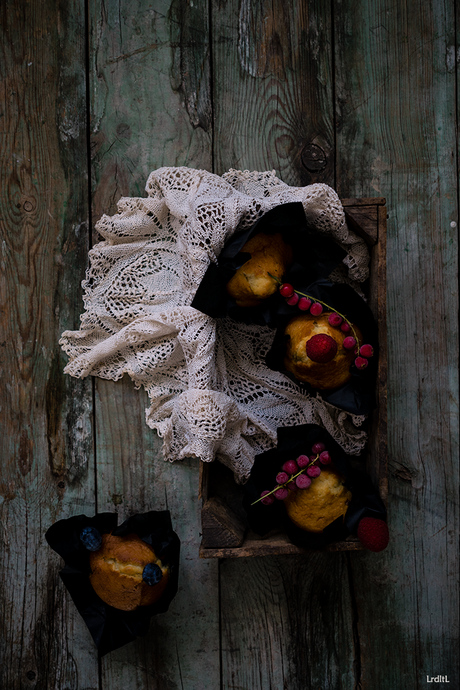 MAGDALENAS DE YOGUR GRIEGO, COCO Y FRUTOS ROJOS